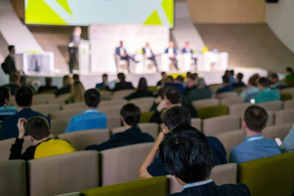 Publiken lyssnar på föreläsare på konferensen — Stockfoto