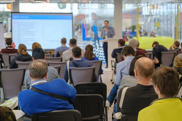 Publiek luistert naar de docent tijdens de conferentie — Stockfoto