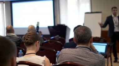 Öğretim görevlisi Konferansı'nda seyirci dinler