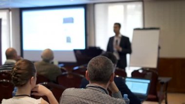 Öğretim görevlisi Konferansı'nda seyirci dinler