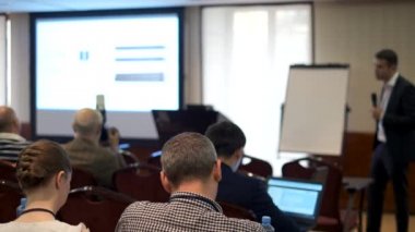 Öğretim görevlisi Konferansı'nda seyirci dinler