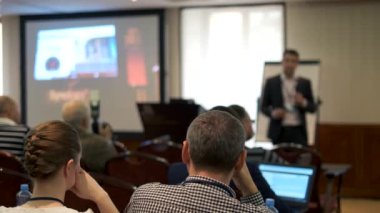 Öğretim görevlisi Konferansı'nda seyirci dinler