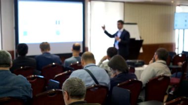 Öğretim görevlisi Konferansı'nda seyirci dinler