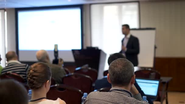 Publiek luistert naar de docent tijdens de conferentie — Stockvideo