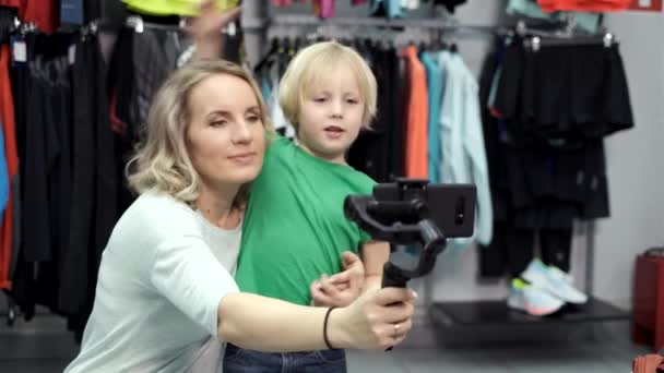 Matka i syn za pomocą smartfona ze stabilizatorem — Wideo stockowe