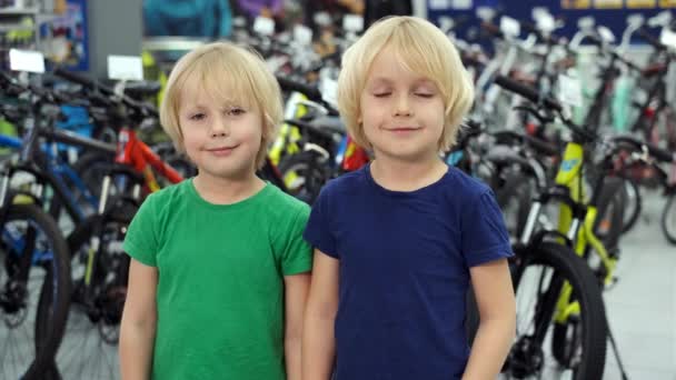 Felices hermanos chicos en la tienda de deportes — Vídeo de stock