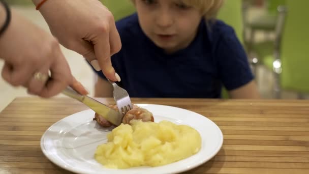 Băieții mănâncă prânzul în bucătărie — Videoclip de stoc