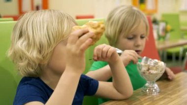 Erkek kardeşler mutfakta öğle yemeği yiyor