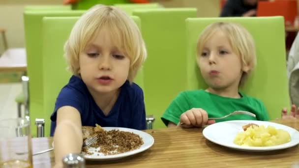 男の子の兄弟は台所で昼食を食べる — ストック動画