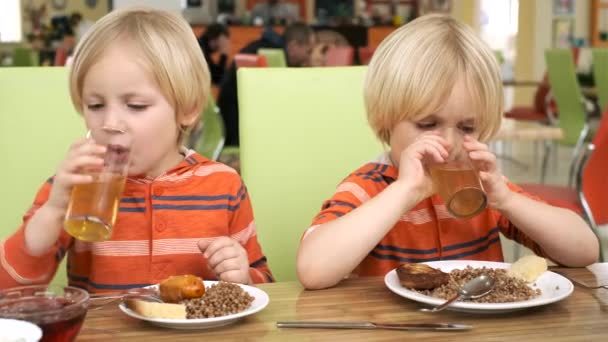 Boys Brothers äter lunch i köket — Stockvideo