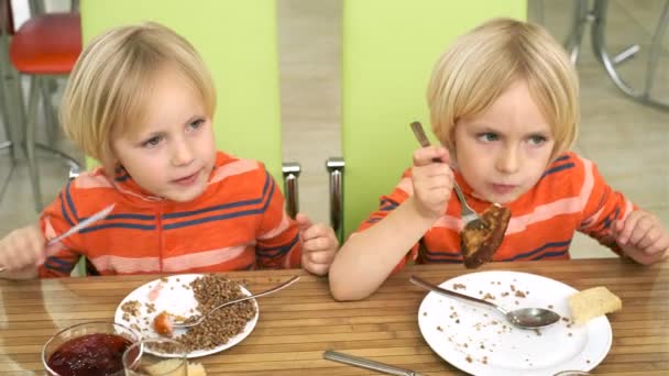 Brüder essen Mittagessen in der Küche — Stockvideo