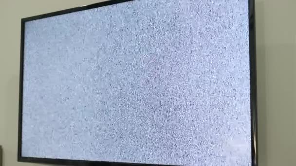 Текстура білого шуму на світлодіодному телевізорі — стокове відео