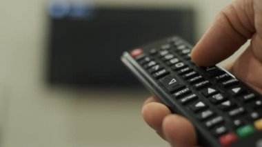 Adam Tv'de kanalları değiştirir
