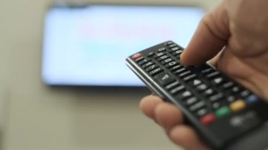 Adam Tv'de kanalları değiştirir