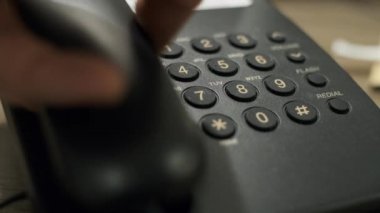 Erkek el telefonda acil numarayı çevirir