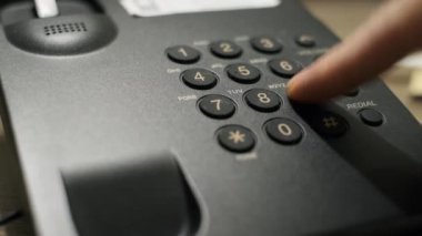 Erkek el telefonda acil numarayı çevirir