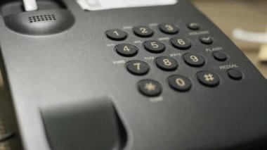 Erkek el telefonda acil numarayı çevirir