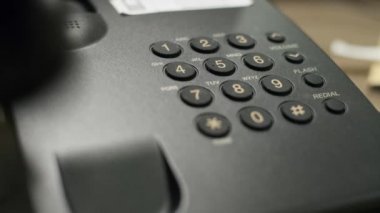 Erkek el telefonda acil numarayı çevirir