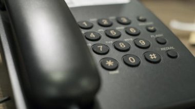 Erkek el telefonda acil numarayı çevirir