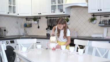 Kız çay için hazırlanıyor masayı ayarlar