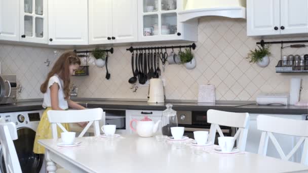 Mädchen deckt den Tisch und bereitet den Tee vor — Stockvideo