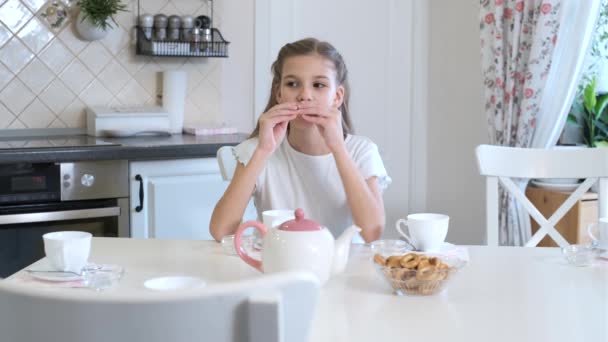 Chica establece la mesa de preparación para el té — Vídeos de Stock