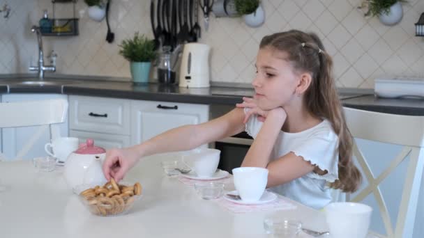 Chica establece la mesa de preparación para el té — Vídeos de Stock