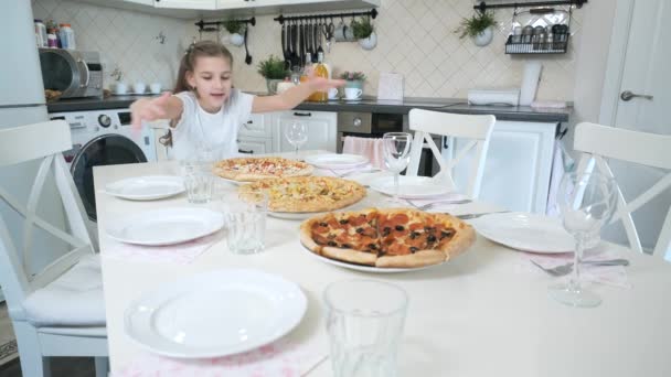 Meisje wacht op gasten in de keuken — Stockvideo