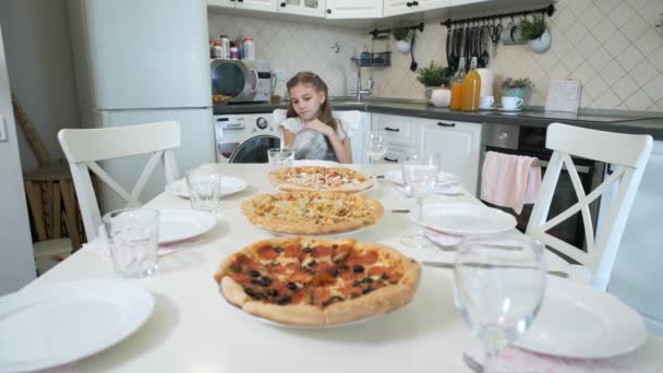 Menina está esperando por convidados na cozinha — Vídeo de Stock