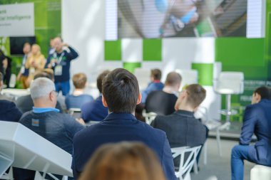 Öğretim görevlisi Konferansı'nda seyirci dinler