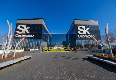 Güneşli gündüz teknopark ana giriş ve cephe