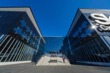 Güneşli gündüz teknopark ana giriş ve cephe