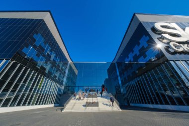 Güneşli gündüz teknopark ana giriş ve cephe