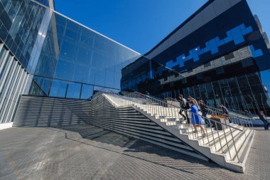 Güneşli gündüz teknopark ana giriş ve cephe