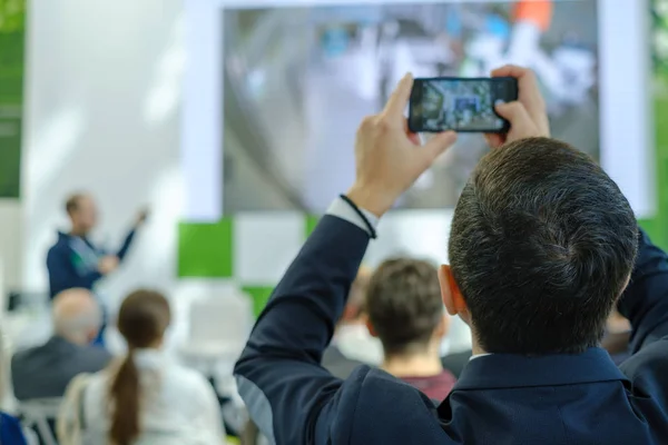 Publiek luistert naar de docent tijdens de conferentie — Stockfoto