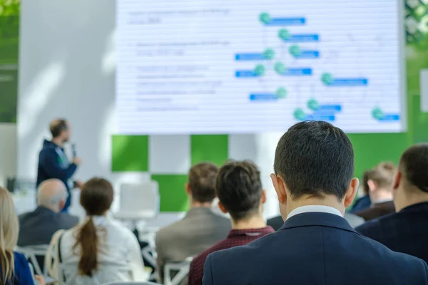 Publiken lyssnar på föreläsare på konferensen — Stockfoto