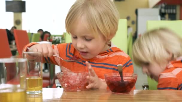 Hermanos chicos almorzan en la cocina — Vídeo de stock