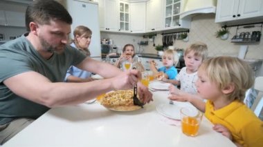 Masada pizza yiyen çocuklu aile