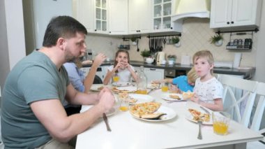 Masada pizza yiyen çocuklu aile