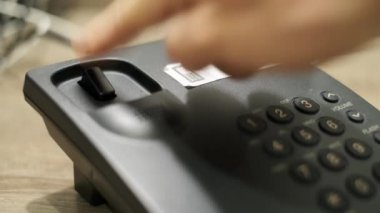 Adam kablolu bir telefon görüşmesi yapmak istiyor.