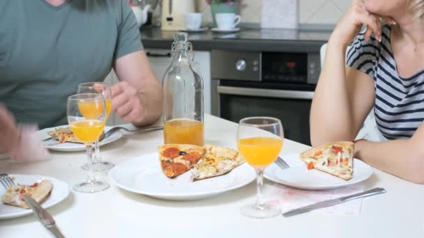 Familia con niños comiendo pizza en la mesa — Vídeo de stock