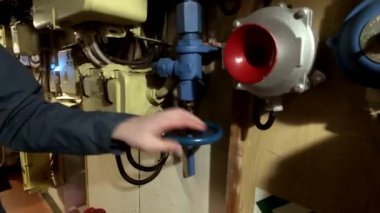 Eski bir denizaltının içi.