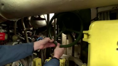 Eski bir denizaltının içi.