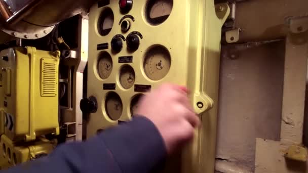 Interior de um velho submarino — Vídeo de Stock