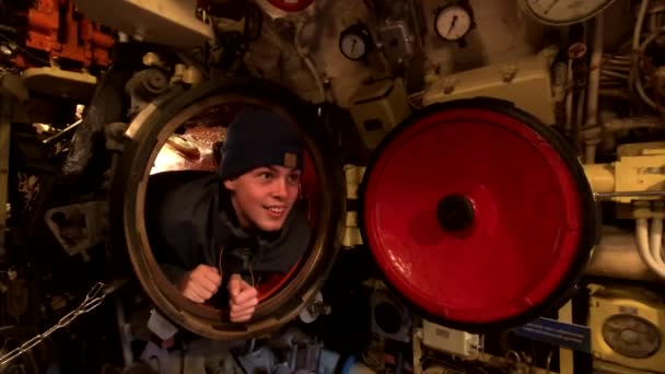 一艘老旧潜艇的内部 — 图库视频影像