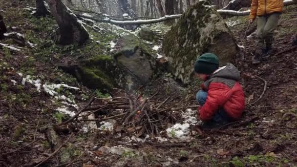 Les enfants font un feu dans la forêt — Video