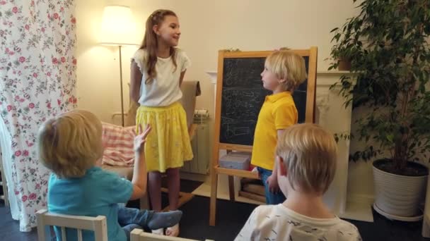 Dzieci bawią się szkołą w domu — Wideo stockowe