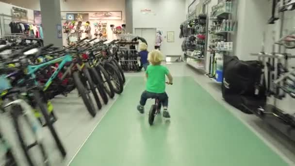 Junge testen und Fahrrad fahren im Sportgeschäft — Stockvideo