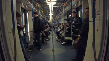 Modern metro treninde yolcular