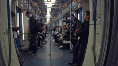 Modern metro treninde yolcular
